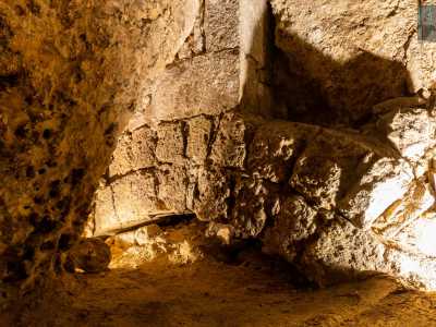 Alcune sono interrate nel terreno, segno che il livello originario degli ambienti era molto pi� basso dell�attuale